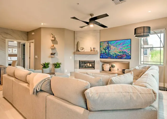 Perks & Private Balcony: Condo! Holiday home
