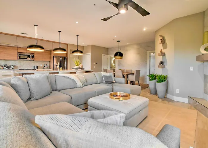Holiday home Perks & Private Balcony: Condo! *