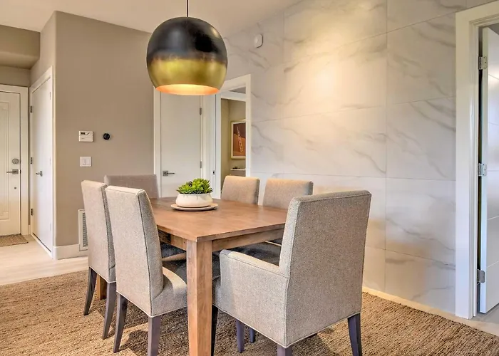Holiday home Perks & Private Balcony: Condo! *