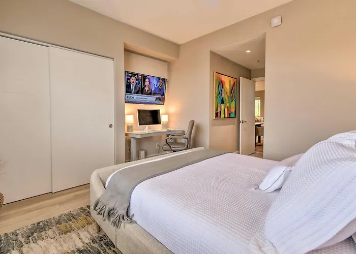 Holiday home Perks & Private Balcony: Condo!