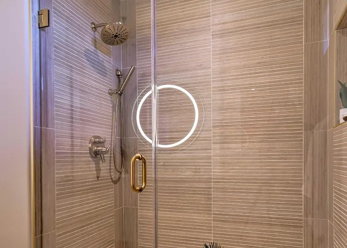 Holiday home Perks & Private Balcony: Condo! *