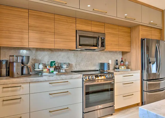 Perks & Private Balcony: Condo! *